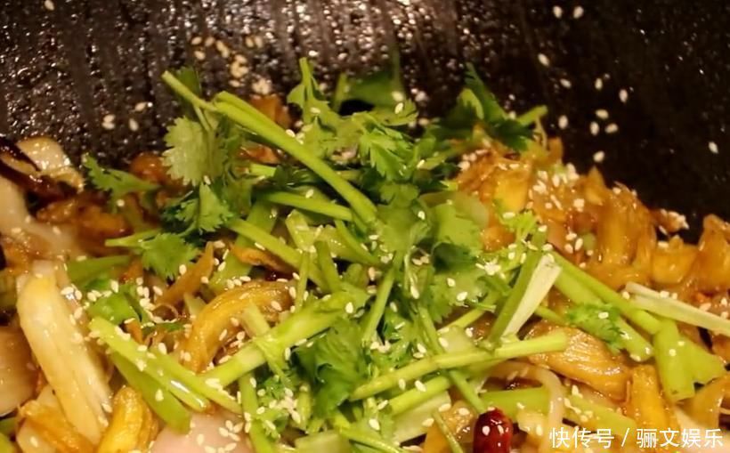 经典家常菜“干煸鸡胸”,做法简单,香辣美味,开胃又下饭