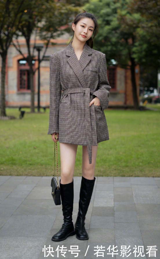 过膝靴也该收一收了，今年流行：紧身裤＋中筒靴，拯救小粗腿