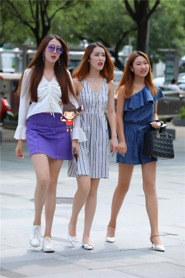 素雅|街拍:清新素雅的美女,淡粉色的裙子柔美大方