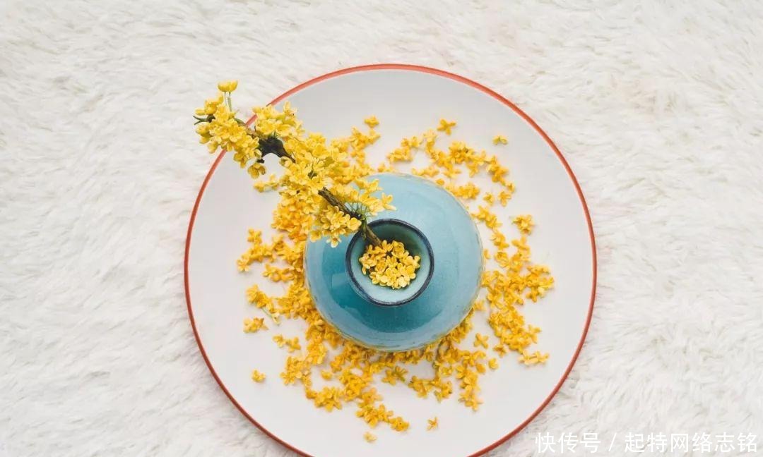 五首桂花诗词:一枝淡贮书窗下,人与花心各自香