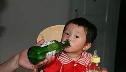 逗娃|爷爷低俗的逗娃方式,让2岁孙子再也醒不来,别让恶趣味害了孩子