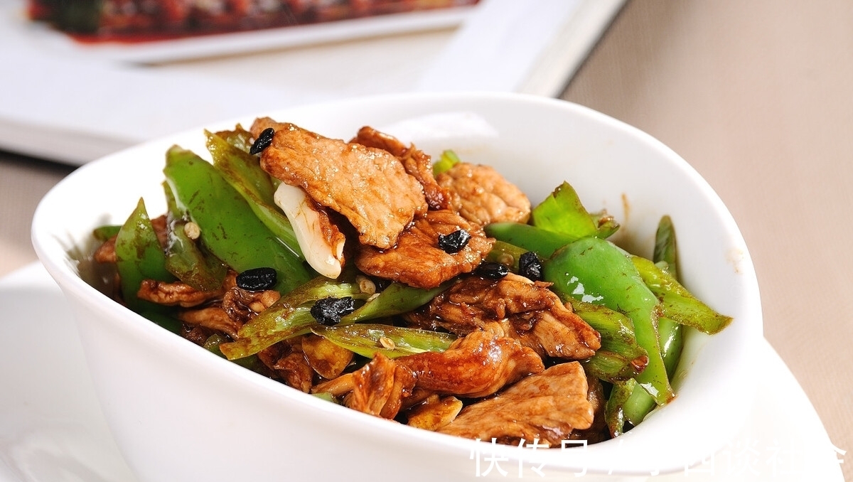 做辣椒炒肉,先炒辣椒还是先炒肉?记住2个技巧,肉片滑嫩辣椒香