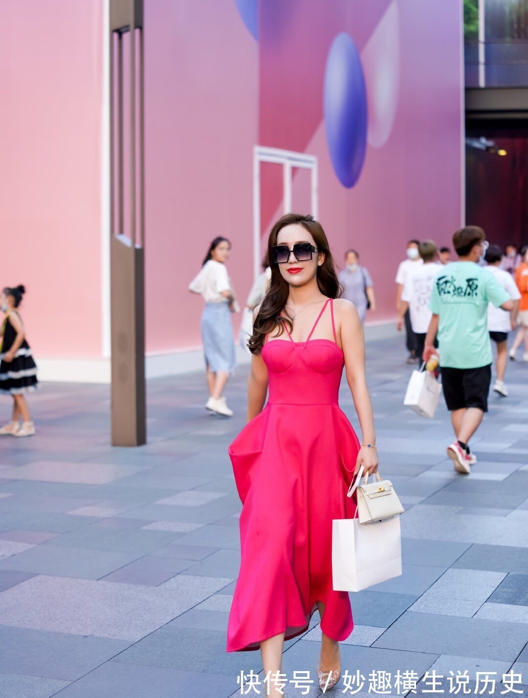 穿搭 一袭玫红色吊带裙性感迷人,尽显妩媚风情,穿出女生轻熟的美!