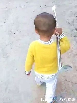 手机|手机控宝宝到农村一个月大变样,只是奶奶家的鸡倒霉了