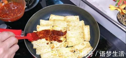 豆腐的这个做法火了,一分钟学会,不煮不炒也不炖,比吃肉还香
