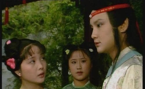 李嬷嬷$贾府中第一个被撵走的丫头，藏着惊人秘密，与宝钗和黛玉密切相关