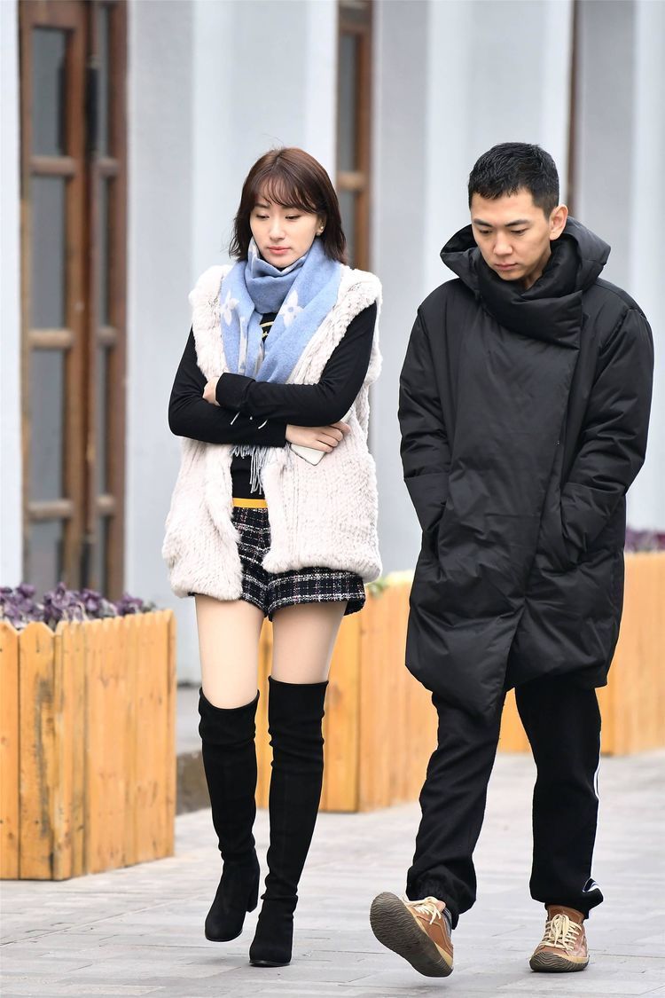 街拍:小姐姐粗呢短裤搭配黑色过膝长靴,给人一种很漂亮的感觉