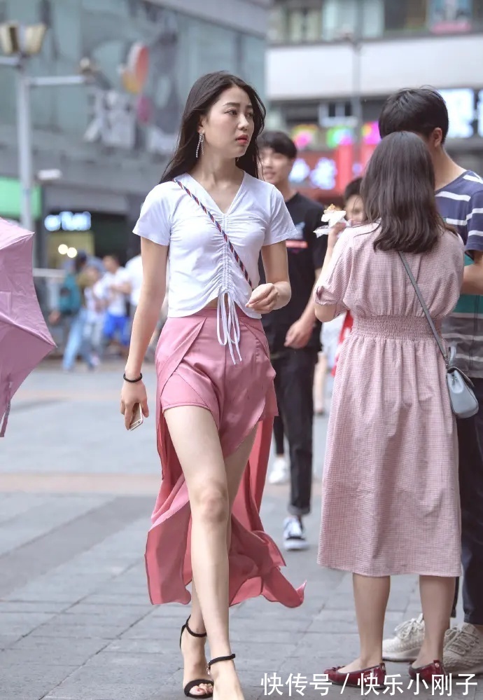 穿搭|白色抽绳设计的短袖，搭配粉红色开叉裙，好看又显身材