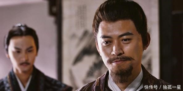 皇帝派人在宰相衣服上烫个洞,次年看到洞还在,立刻下令打开库房!