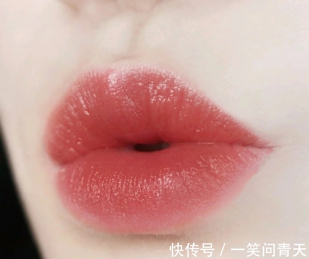 小仙女们 YSL又双叒出新口红，小银条这颜值我爱了，关键是颜色也很好看呀