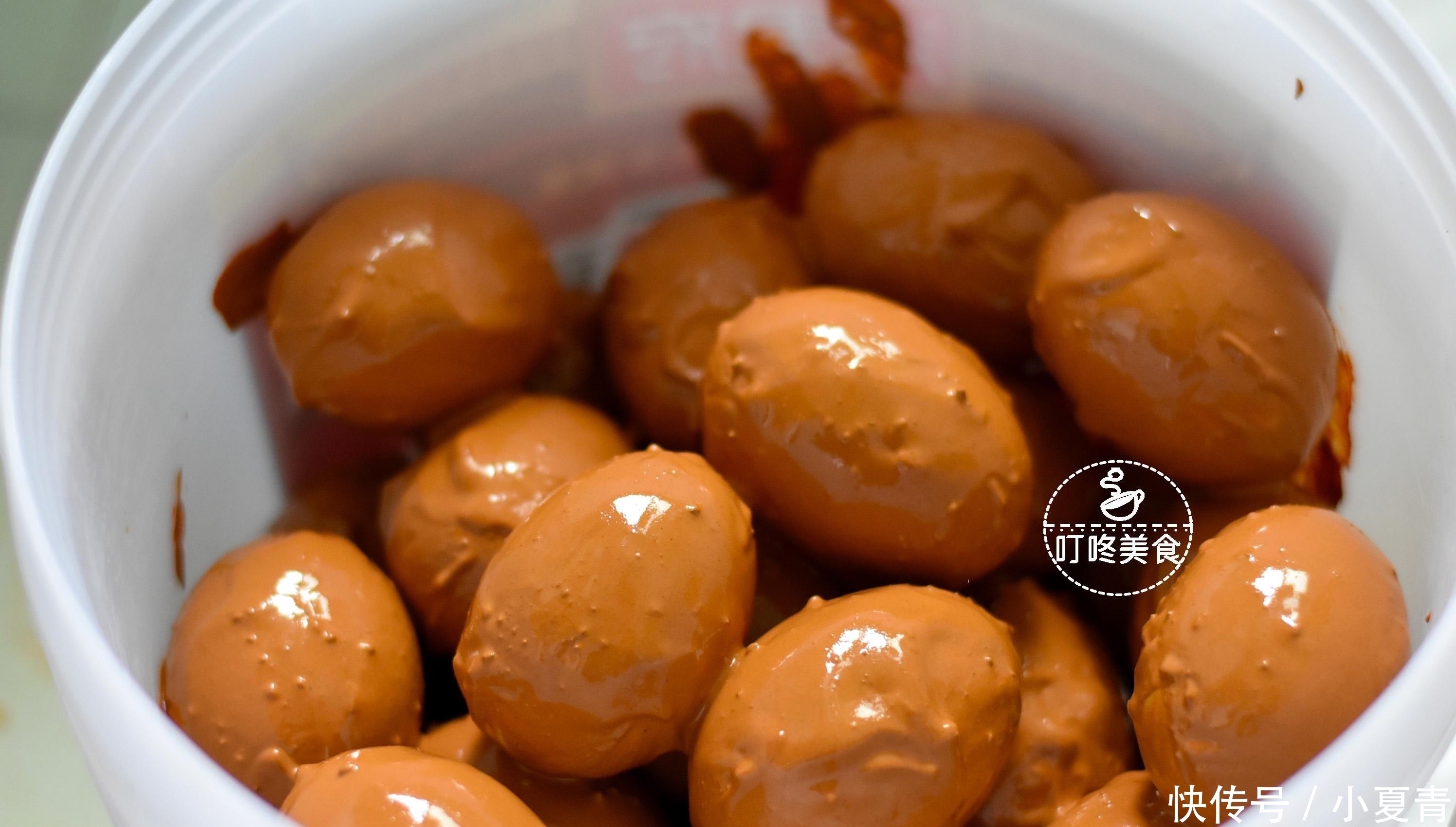 想吃咸鸭蛋不用买，教你腌制特简单，学会此方法，个个起沙又流油