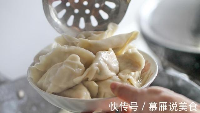 煮饺子时，不要中途加冷水，记住多放2样，饺子完整筋道不发粘