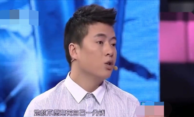 女孩每月花土豪男友一万多,还存起来寄回家,没骨气