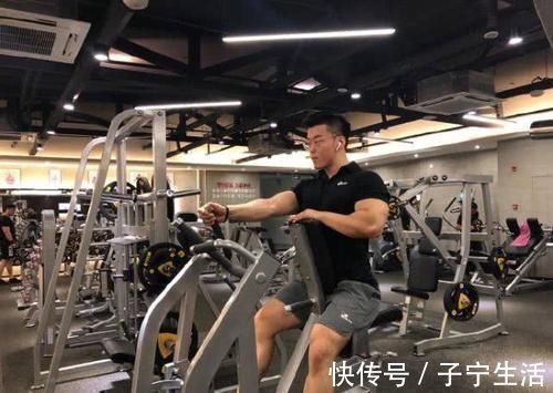 冠军|腹肌练成搓衣板,靠实力撸铁的95后,赢得大学生赛健体全场冠军