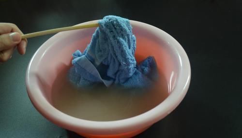 毛巾脏别再洗衣液洗, 洗的时候加一点它, 洗完毛巾就跟新的一样干净