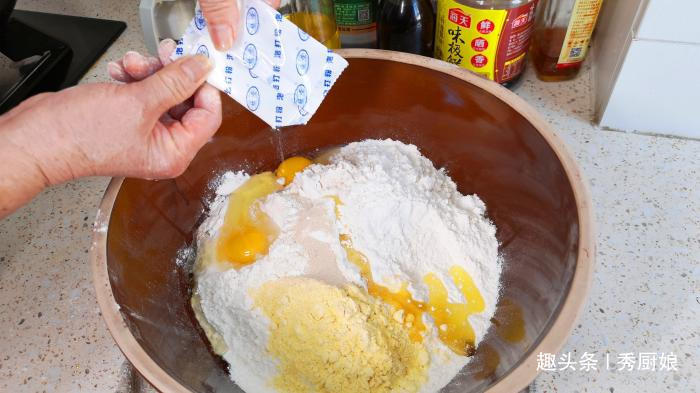 炸油条时,有人加鸡蛋,有人加泡打粉,其实都不对,教你正确做法