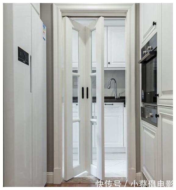 厨房|厨房万万别装推拉门了,聪明人都装它,比推拉门漂亮,还实用方便