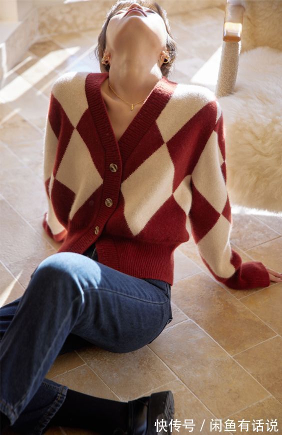 时髦 今年开春后火了一种穿搭,叫“上身奶奶,下身孙女”,减龄又时髦