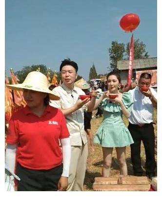 湖南臺(tái)|力挽口碑？湖南臺(tái)主持人到農(nóng)村錄節(jié)目，杜海濤在田地里吃飯不嫌臟