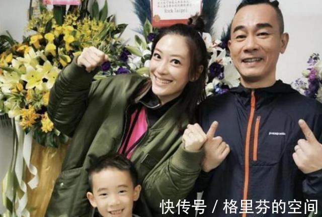 黃貫中|13歲輟學打工,18歲為人伴舞,54歲的陳小春跟電影里很不一樣