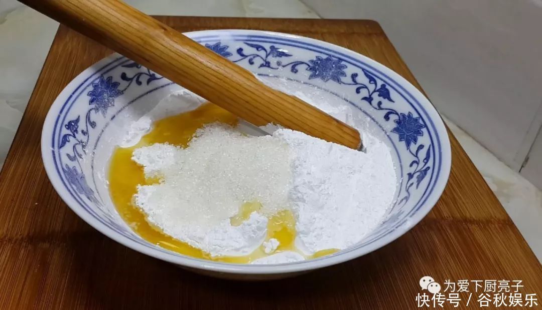 1碗米饭,3勺糯米粉,擀杖一搅,做出创意小零食,比春卷好吃十倍