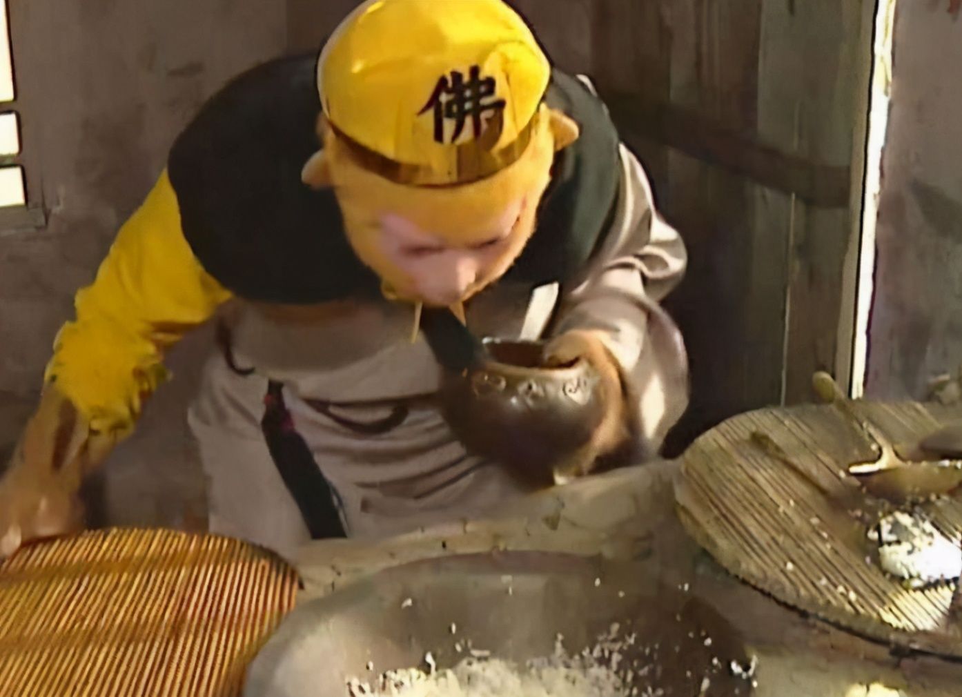 旧版西游记中,孙悟空化斋就盛了一碗米饭,那新版中吃的什么?