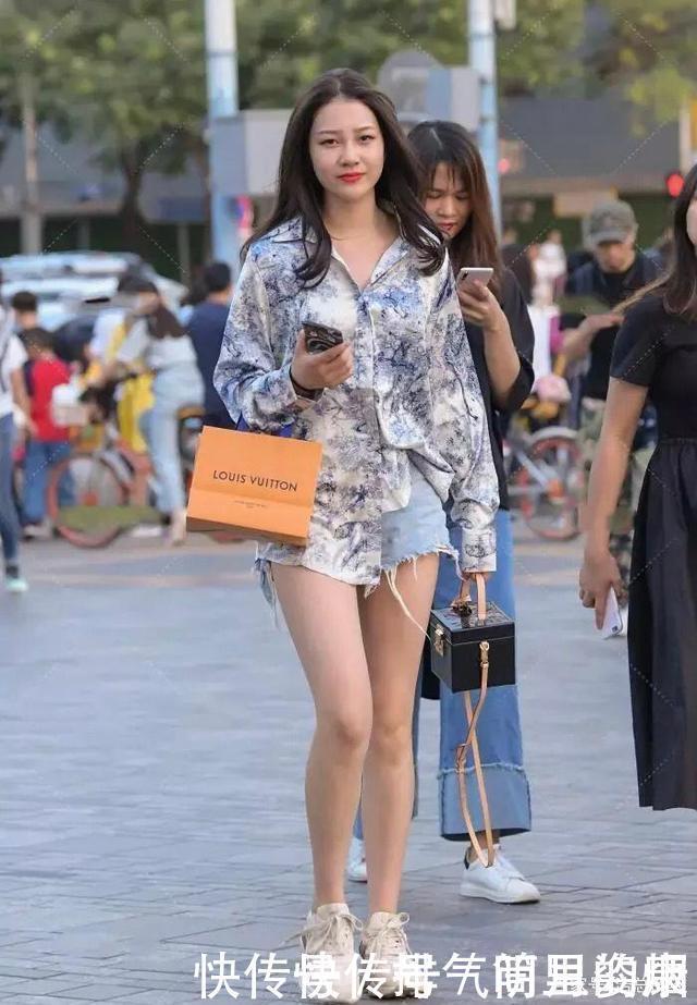 小姐姐青春感十足,蓝色印花衬衫配浅蓝裤子,个性时尚