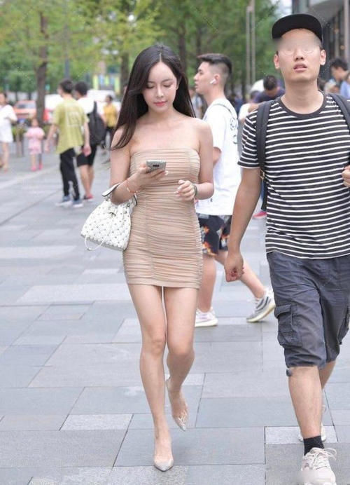 卡其色连衣裙，知性优雅又时尚，褶皱设计让裙子更有层次感