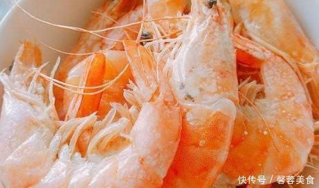 水煮大虾,有人放盐,有人放醋,厨师长教你正确方法做,嫩又滑