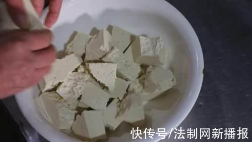 酸香扑鼻的洛南酸菜煮豆腐 在腾腾热气中缔造一场味蕾盛宴