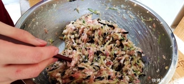 我家|茄子我家最爱这样吃,不用蒸,不用炒,不凉拌,隔三差五不吃就馋