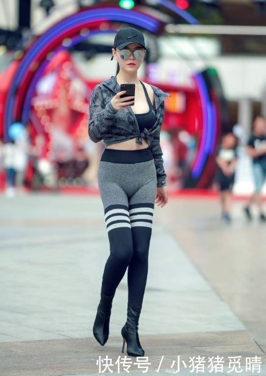 时尚|街拍集时尚又百搭的打底裤,绽放女神独特的魅力色彩