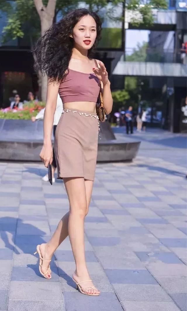 路人街拍,小姐姐戴一副粉色太阳镜,增添了时尚的气息