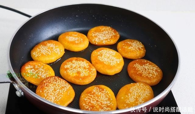 这个南瓜饼太好吃了!不加一滴水,软糯香甜,隔三差五就馋它