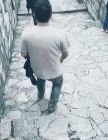 |搞笑GIF: 这要摔傻多少次,才能练成这样的技术呢