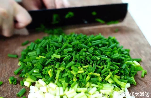 小葱吃不完难保存记住2个小窍门，放一年都新鲜，简单又省钱