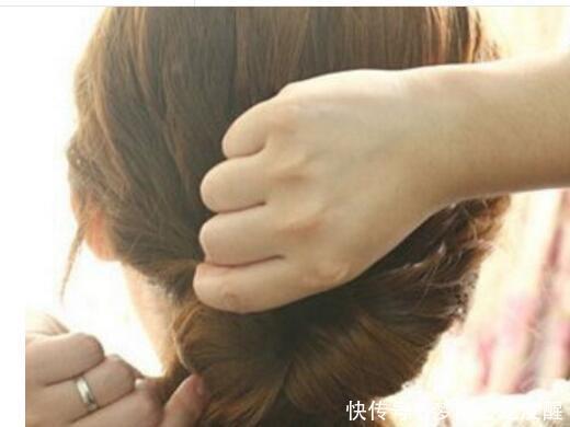 美女|女生好看卷发发型如何扎,真人示范美女卷发教程