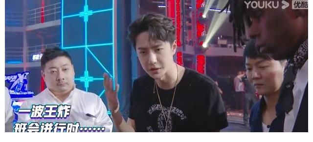 一個(gè)惜字如金，一個(gè)侃侃而談，直播王一博和街舞王隊(duì)長(zhǎng)狀態(tài)大不同