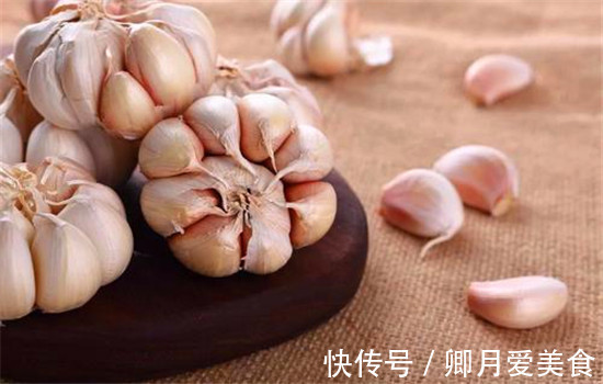 睡觉前，在脚底贴一片蒜瓣有奇效，看完回家也试试