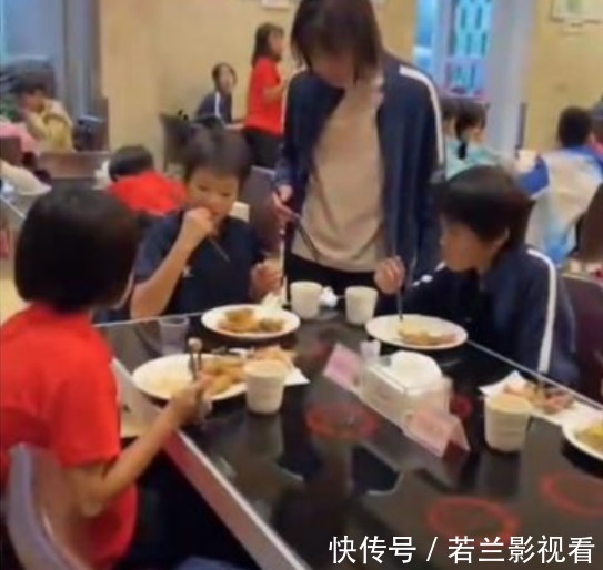 全进鹏|全红婵三姐弟罕见聚餐!红姐笑容满满,10岁弟弟全进鹏安静猛吃肉