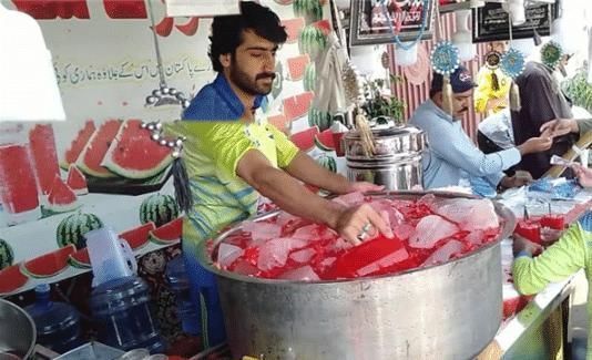 韩国|中国人吃西瓜豪放,韩国人吃西瓜精致,看到迪拜人吃西瓜众人笑了