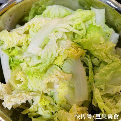 小米辣|小白菜炒蟹黄菇这样做，营养又美味