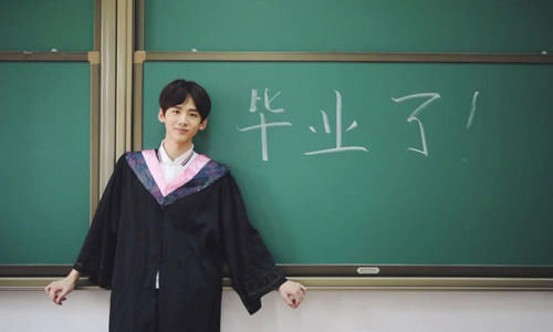同样是穿学士服 白敬亭少年感足 林一很甜蜜 最心动的当然是他 快资讯