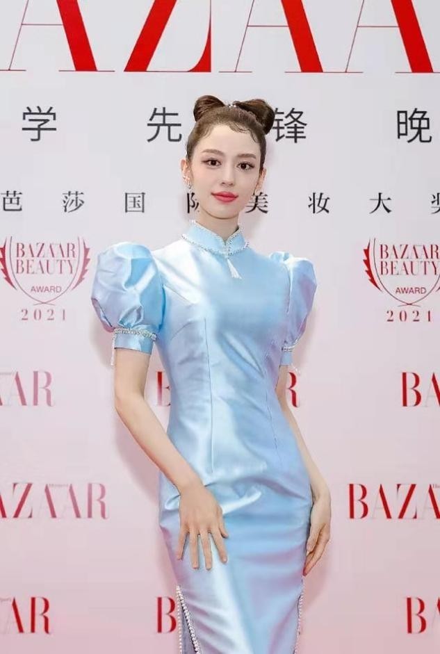 珍珠 吉娜罕见翻车,再穿旗袍秀曲线不输卡戴珊,却被芭比发型拖累