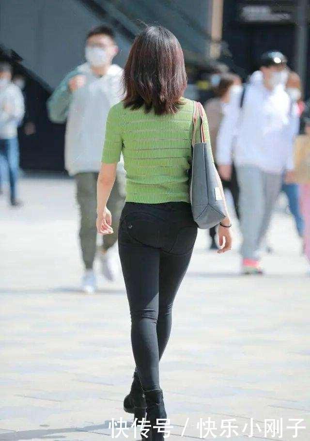 视觉效果|粉色少女风低胸搭配蓝色链条短裤,有气质一点,凸显自己的优势