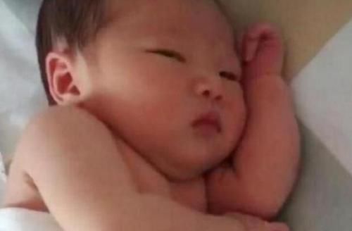 dh这个宝宝火了，刚出生就一脸嫌弃样，网友：孟婆骗我，这家没有钱