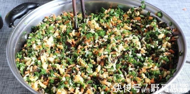 这才是素馅饺子最好吃的做法,教你调馅秘方,吃起来比肉饺子都香