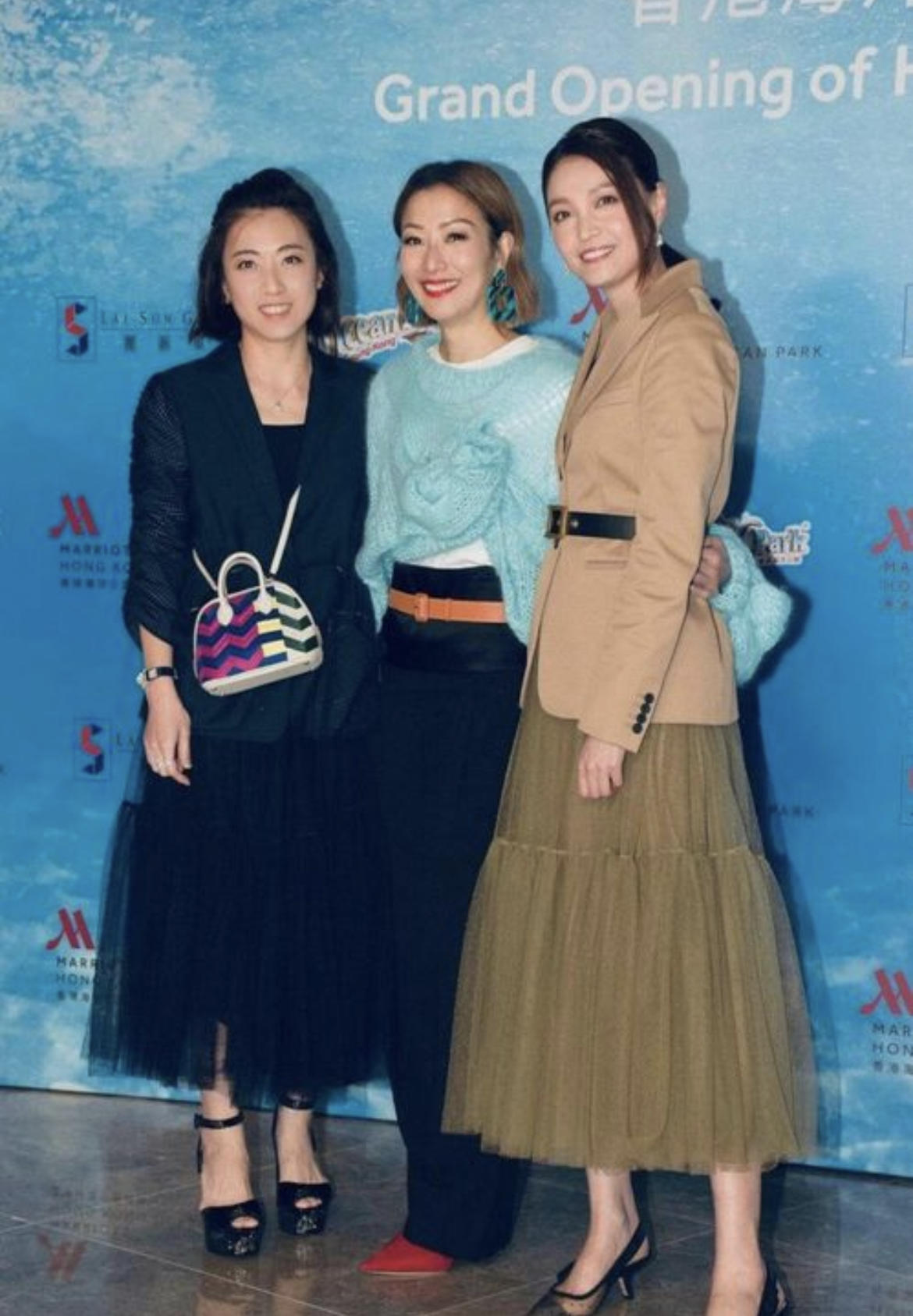 甘比|甘比这次穿对了,身穿一袭黑白色蕾丝拼接连衣裙亮相,优雅又大气