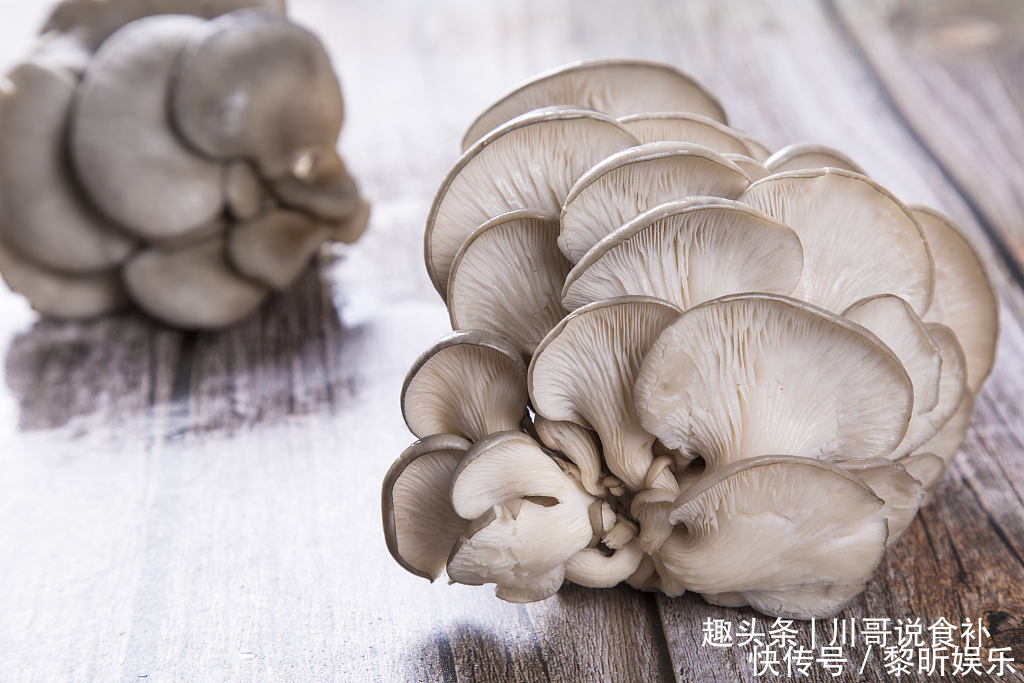 买平菇时，挑大的还是小的老菜农教您一招，别再买错了