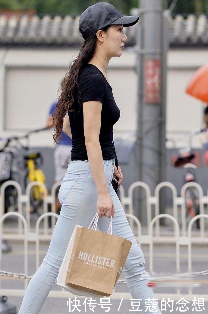 街拍好身材的小姐姐,衣橱里必定会有一件紧身牛仔裤